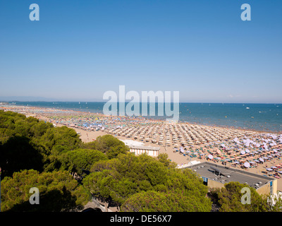 Blick auf den Strand mit Sonnenschirmen und Liegestühlen, Lignano Sabbiadoro, Udine, Adria, Italien, Europa Stockfoto