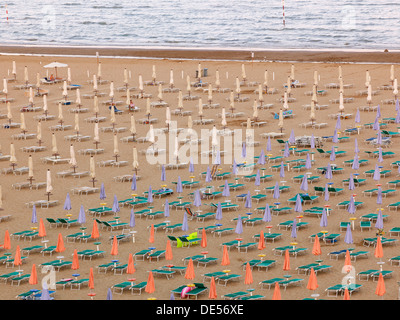 Blick auf den Strand mit geschlossenen Sonnenschirme und Liegestühle, Lignano Sabbiadoro im Abend, Udine, Adria, Italien, Europa Stockfoto