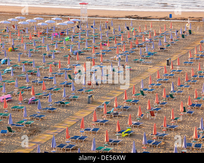 Blick auf den Strand in den frühen Morgenstunden mit geschlossenen Sonnenschirme und Liegestühle, Lignano Sabbiadoro, Udine, Adria, Italien Stockfoto