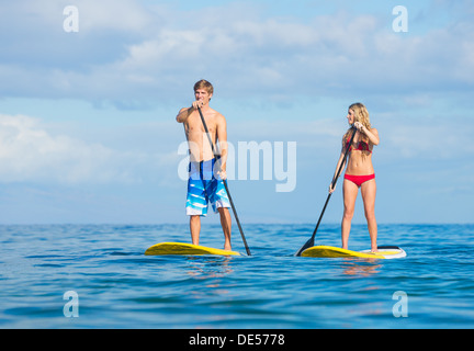 Attraktives Paar Stand Up Paddeln in Hawaii, aktives Leben-Konzept Stockfoto