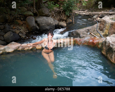 Frau, 45, Entspannung in das Freibad in 39 Grad heiße Thermalwasser, Las Pailas, Ricòn De La Vieja Nationalpark Stockfoto