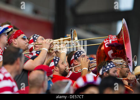 Columbus, Ohio, USA. 10. September 2013. 10. September 2013: Mitglieder der American Outlaws spielen die Trompete und Tuba, das Publikum während der US-Männer National Team vs. Mexiko National Team - World Cup Qualifier Spiel Columbus Crew Stadium - Columbus, OH aufregen. Die Vereinigten Staaten Männer Nationalmannschaft besiegte die Nationalmannschaft 2: 0 und sicherte sich einen Platz für die WM in Brasilien. © Csm/Alamy Live-Nachrichten Stockfoto