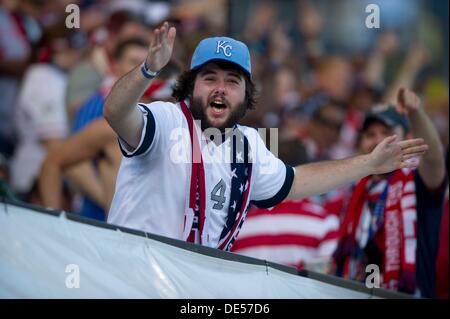 Columbus, Ohio, USA. 10. September 2013. 10. September 2013: Ein Fußball-Fan jubelt, während die US-Männer National Team vs. Mexiko National Team - World Cup Qualifier Match bei Columbus Crew Stadium - Columbus, OH. Die Vereinigten Staaten Männer Nationalmannschaft besiegte die Nationalmannschaft 2: 0 und sicherte sich einen Platz für die WM in Brasilien. © Csm/Alamy Live-Nachrichten Stockfoto