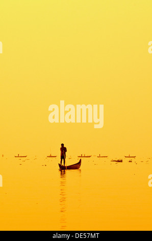 Fischer Angeln am See Vembanad bei Sonnenaufgang, Kerala, Indien, Indien, Südasien Stockfoto