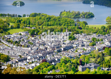 Nationalpark Lake District, Cumbria, England. Im Südwesten über Keswick Stadt und Nord Ende Derwentwater. Sommer Stockfoto