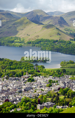 Nationalpark Lake District, Cumbria, England. Im Südwesten über Keswick Stadt und Nord Ende Derwentwater Katze Glocken. Sommer Stockfoto