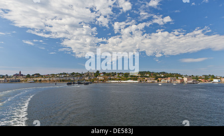 Ansicht von der Rückseite der Fähre, Port Townsend Waterfront an einem Sommertag. Stockfoto