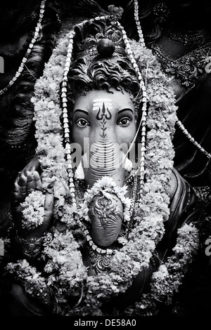 Hinduistische Elefantengott. Lord Ganesha Statue. Ganesha Chaturthi Festival, Puttaparthi, Andhra Pradesh, Indien. Monochrom Stockfoto