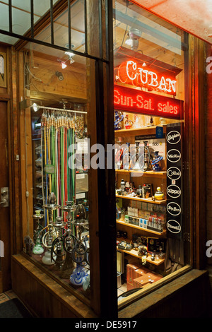 Speichern Sie Verkauf kubanische Zigarren, Wasserpfeifen und andere Rauchen Vorräte in Gastown, Vancouver, BC, Kanada Stockfoto