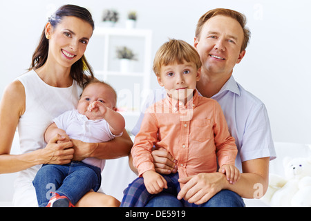 Porträt der glückliche Familie mit niedlichen Söhne Blick in die Kamera Stockfoto