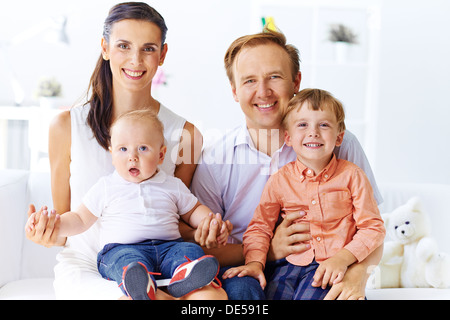 Porträt der glückliche Familie mit niedlichen Söhne Blick in die Kamera Stockfoto