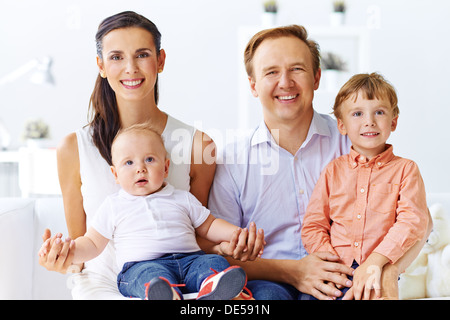 Porträt des glücklichen Paares mit ihren beiden Söhnen, Blick in die Kamera Stockfoto