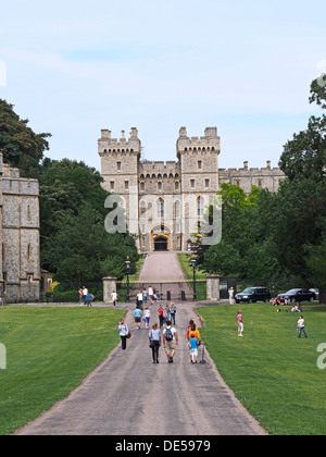 Windsor Castle Eingang gesehen von Long Walk Stockfoto