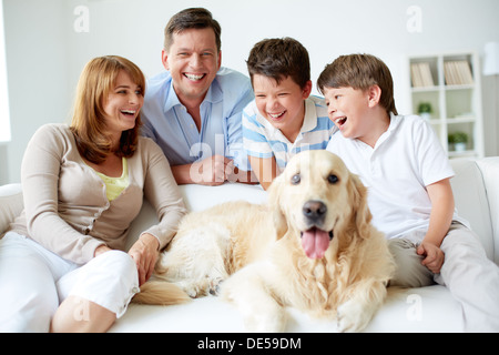 Porträt der glückliche Familie mit ihrem Haustier zu Hause, die gute Zeit Stockfoto