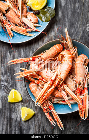 Frisch gekochte Scampi mit Zitrone serviert Stockfoto