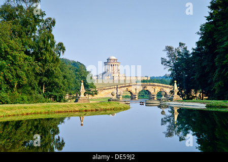 Gärten von Castle Howard Herrenhaus, Yorkshire, England. Mausoleum von Nicholas Hawksmoor jenseits der New River Bridge entworfen Stockfoto