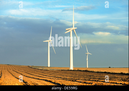 Bauernhof Windkraftanlagen auf reiche Ernte Boden Ackerland bei Easington, Holderness, East Yorkshire, an der Ostküste von England, UK Stockfoto