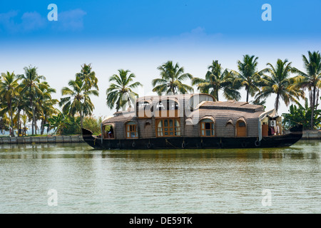 wunderschöne Landschaft mit Reflexion Hausboot in den Backwaters von Kerala, Indien Stockfoto