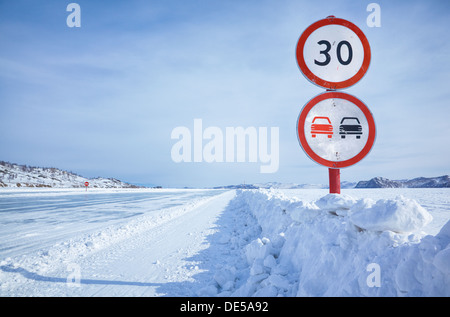 Verkehr-Warnschild am Baikal Ice Überfahrt zur Insel Olchon Stockfoto