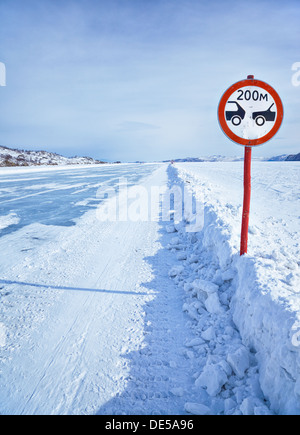 Verkehr-Warnschild am Baikal Ice Überfahrt zur Insel Olchon Stockfoto