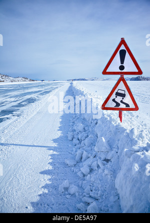 Verkehr-Warnschild am Baikal Ice Überfahrt zur Insel Olchon Stockfoto