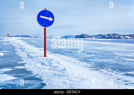 Verkehr-Warnschild am Baikal Ice Überfahrt zur Insel Olchon Stockfoto