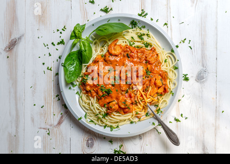 Spaghetti mit Garnelen in Tomatensauce Stockfoto