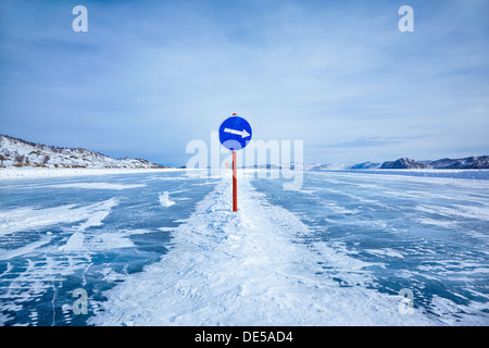 Verkehr-Warnschild am Baikal Ice Überfahrt zur Insel Olchon Stockfoto
