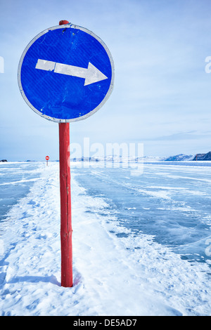 Verkehr-Warnschild am Baikal Ice Überfahrt zur Insel Olchon Stockfoto