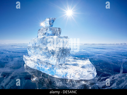 Yacht auf Winter Baikal unter Sonnenstrahlen der Eisblöcke gemacht. Stockfoto