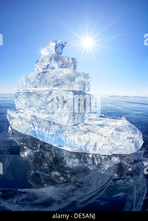 Yacht auf Winter Baikal unter Sonnenstrahlen der Eisblöcke gemacht. Stockfoto