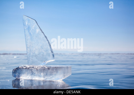 Yacht der Eisblöcke am Baikalsee Winter gemacht Stockfoto