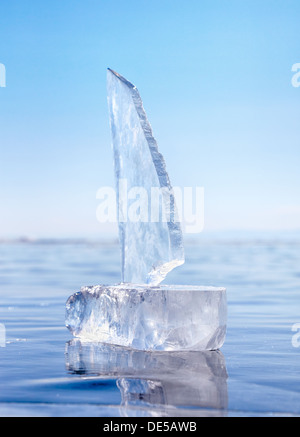 Yacht der Eisblöcke am Baikalsee Winter gemacht Stockfoto