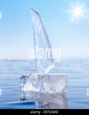 Yacht der Eisblöcke am Baikalsee Winter unter Sonnenstrahlen gemacht Stockfoto