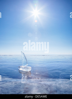 Yacht der Eisblöcke am Baikalsee Winter unter Sonnenstrahlen gemacht Stockfoto