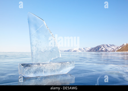 Yacht der Eisblöcke am Baikalsee Winter gemacht Stockfoto