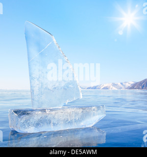 Yacht der Eisblöcke am Baikalsee Winter unter Sonnenstrahlen gemacht Stockfoto