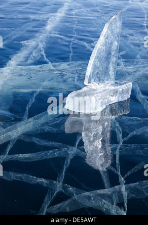 Yacht der Eisblöcke am Baikalsee Winter gemacht Stockfoto