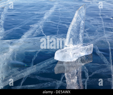 Yacht der Eisblöcke am Baikalsee Winter gemacht Stockfoto