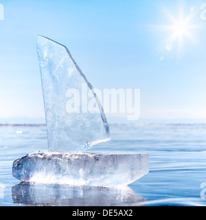 Yacht der Eisblöcke am Baikalsee Winter unter Sonnenstrahlen gemacht Stockfoto