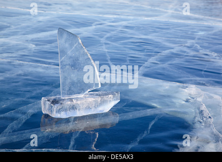 Yacht der Eisblöcke am Baikalsee Winter gemacht Stockfoto