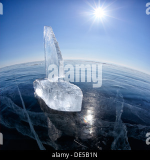 Yacht der Eisblöcke am Baikalsee Winter unter Sonnenstrahlen gemacht Stockfoto