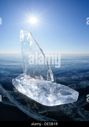 Yacht der Eisblöcke am Baikalsee Winter unter Sonnenstrahlen gemacht Stockfoto