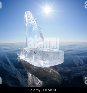 Yacht der Eisblöcke am Baikalsee Winter unter Sonnenstrahlen gemacht Stockfoto