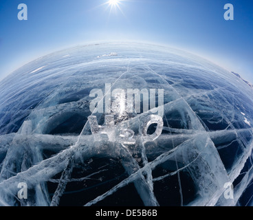 Chemische Formel des Wassers, die H2O aus Eis am Baikalsee Winter zugefroren Stockfoto