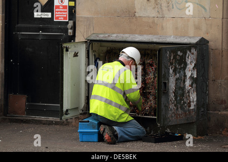 BT-Service-Ingenieur arbeitet an einer Nebenstellenanlage in Glasgow, Schottland, Vereinigtes Königreich Stockfoto