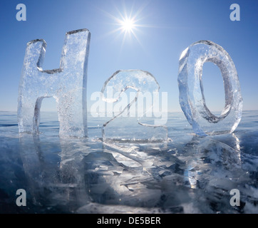 Chemische Formel des Wassers, die H2O aus Eis am Baikalsee Winter zugefroren Stockfoto
