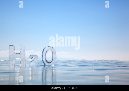 Chemische Formel des Wassers, die H2O aus Eis am Baikalsee Winter zugefroren Stockfoto