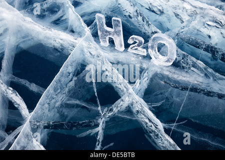 Chemische Formel des Wassers, die H2O aus Eis am Baikalsee Winter zugefroren Stockfoto