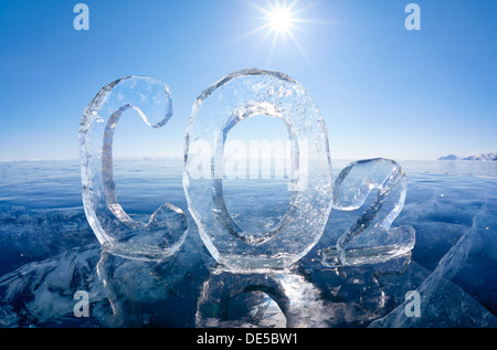 Chemische Formel des Treibhausgases Kohlendioxid CO2, die aus Eis im Winter gefrorenen Baikalsee unter blauen Himmel und Sonnenstrahlen Stockfoto